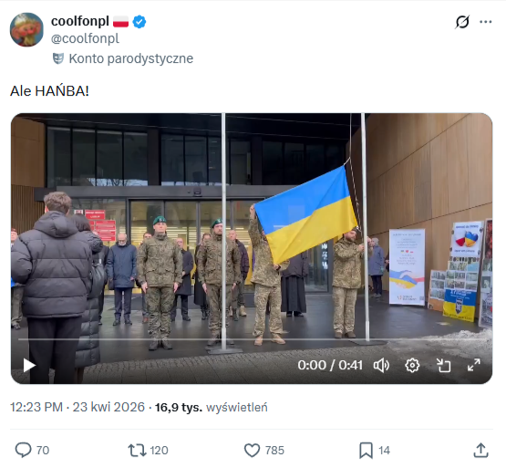 Wpis na portalu X z konta coolfonpl. W kadrze widać budynek, przed którym stoją żołnierze i zawieszają na maszcie flagę Ukrainy 