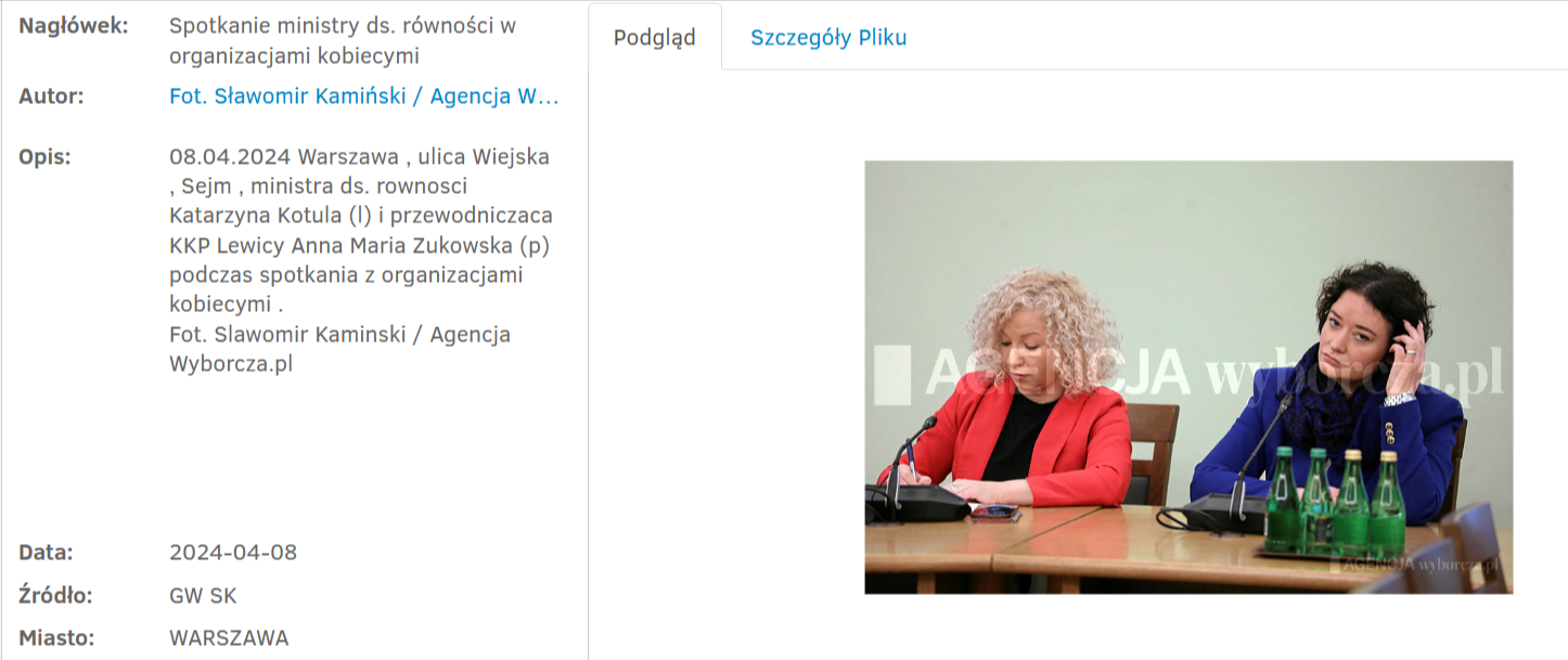 Zrzut ekranu z archiwum ze strony Agencja Wyborcza.pl. Po lewej stronie dane o fotografii i jej autorze, po prawej zdjęcie posłanek Kotuli i Żukowskiej.