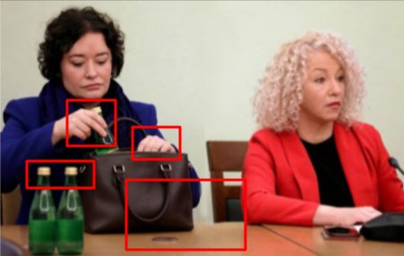 Przerobione zdjęcie posłanek Lewicy. Czerwonym obramowaniem zaznaczone detale: paznokcie, brak obrączki, brak mikrofonu, nakrętki butelek - trzy w kolorze żółtym.