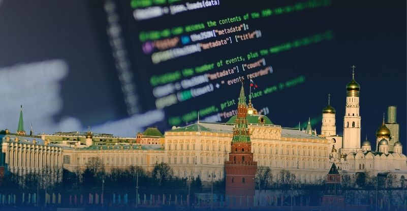 Na grafice widoczne są budynki Kremla i ekran laptopa.