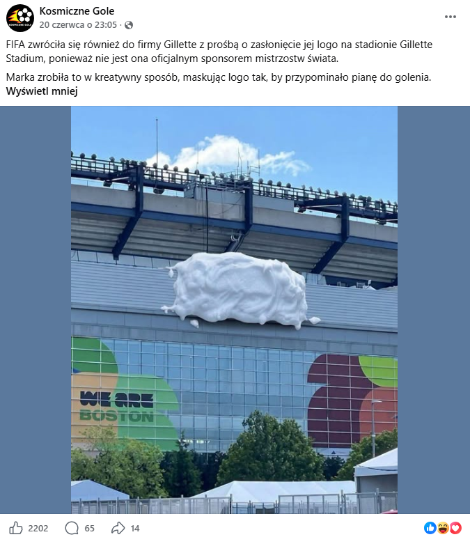 Wpis z profilu Kosmiczne Gole. Dołączono do niego zdjęcie stadionu Gillette z logiem zasłoniętym pianką. Post zdobył 2202 reakcji, 65 komentarzy i 14 udostępnień