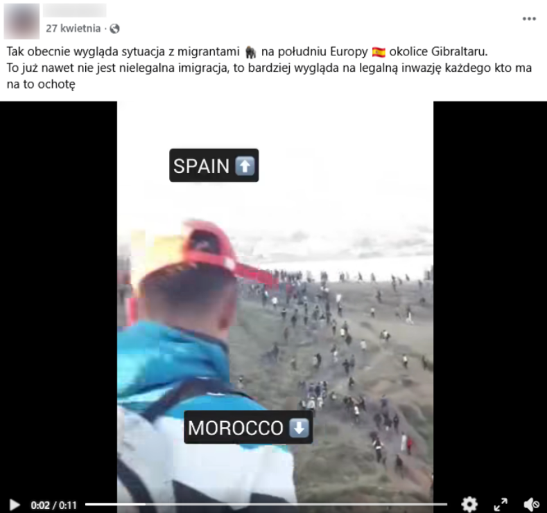 Zrzut ekranu wpisu z Facebooka. Na górze podpis, na dole klatka z filmu przedstawiająca mężczyznę w niebieskiej kurtce, w tle tłum ludzi idący w stronę plaży.