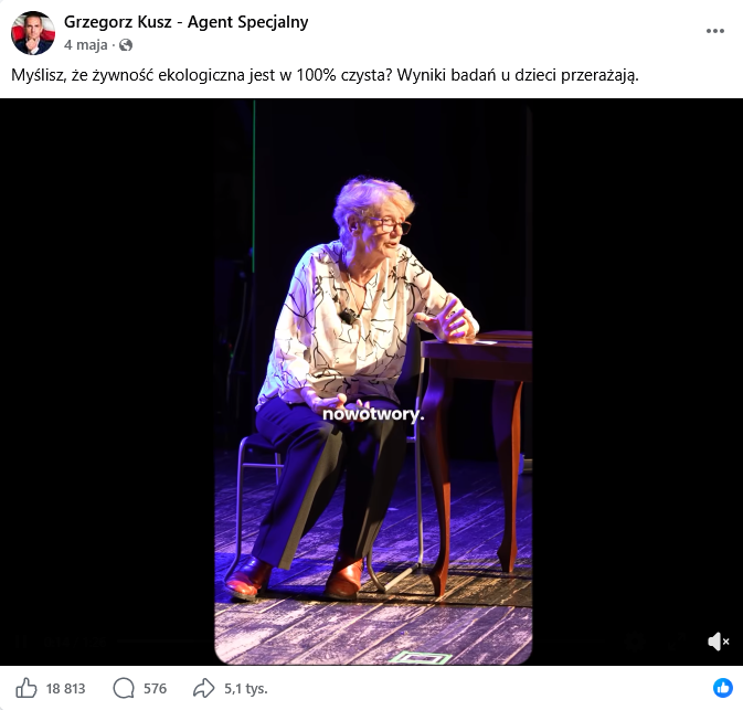 Zrzut ekranu wpisu z Facebooka, na górze podpis, na dole klatka z filmu przedstawiająca prof. Cichosz na scenie.