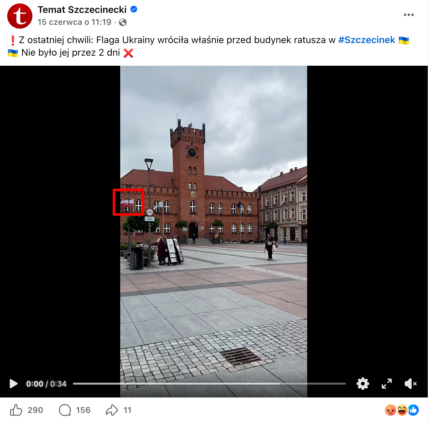 Zrzut ekranu z Facebooka przedstawiający nagranie, na którym widać polską flagę przed urzędem w Szczecinku.