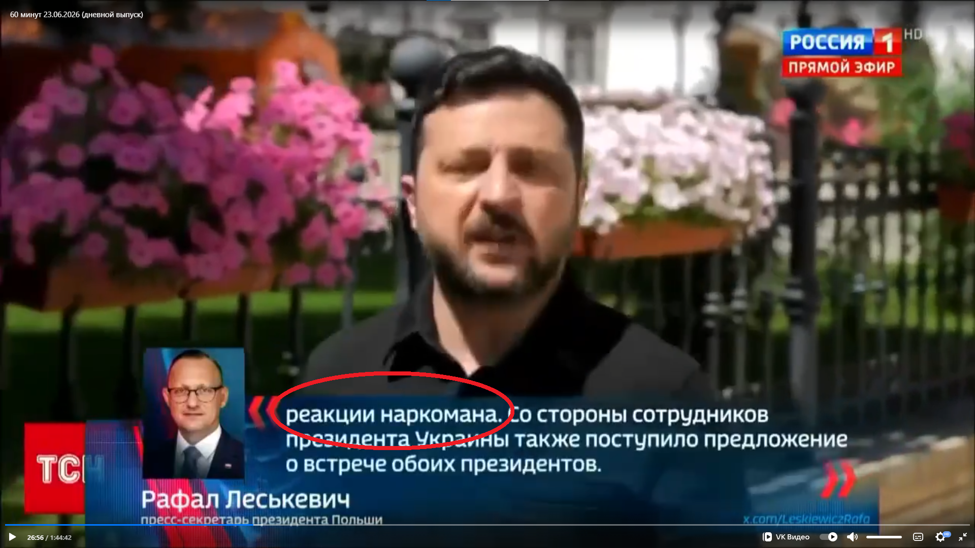 Zrzut ekranu z programu “60 minut” przedstawia fragment tłumaczenia wpisu Rafała Leśkiewicza na X, z zaznaczonym na czerwono sformułowaniem „reakcji narkomana”, którego nie ma w oryginalnym tekście polityka.