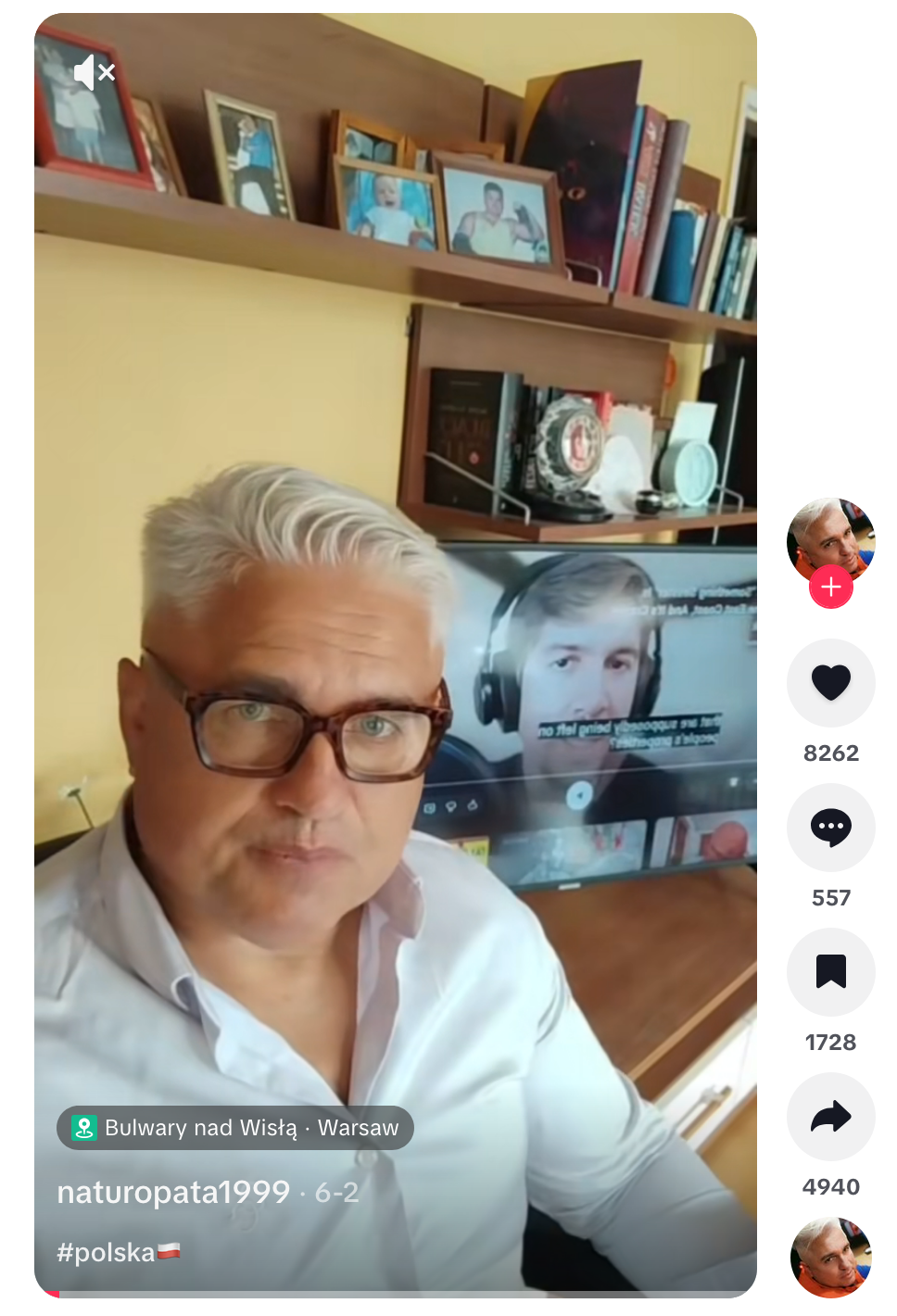 Zrzut ekranu przedstawiający nagranie opublikowane na TikToku. Widać na nim siwego mężczyznę w białej koszuli i brązowych okularach. Za nim stoi telewizor, na którego ekranie jest wyświetlany film.