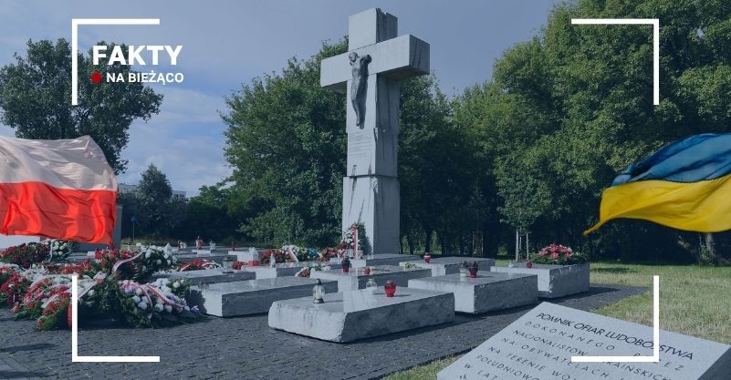 Zdjęcie pomnika ofiar rzezi wołyńskiej. Nałożone na nie flagi Polski i Ukrainy z lewej i prawej strony. W lewym górnym rogu napis fakty na bieżąco