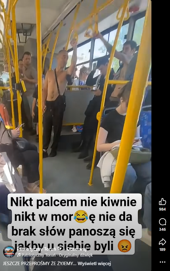 Zrzut ekranu z platformy Facebook, gdzie na nagraniu z mężczyzną bez koszulki dodano napis: „nikt palcem nie kiwnie nikt w mordę nie da brak słów panoszą się jakby u siebie byli”.