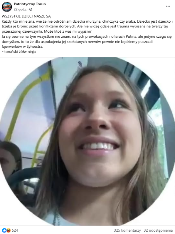 Wpis na Facebooku z grafiką przedstawiającą uśmiechniętą dziewczynę