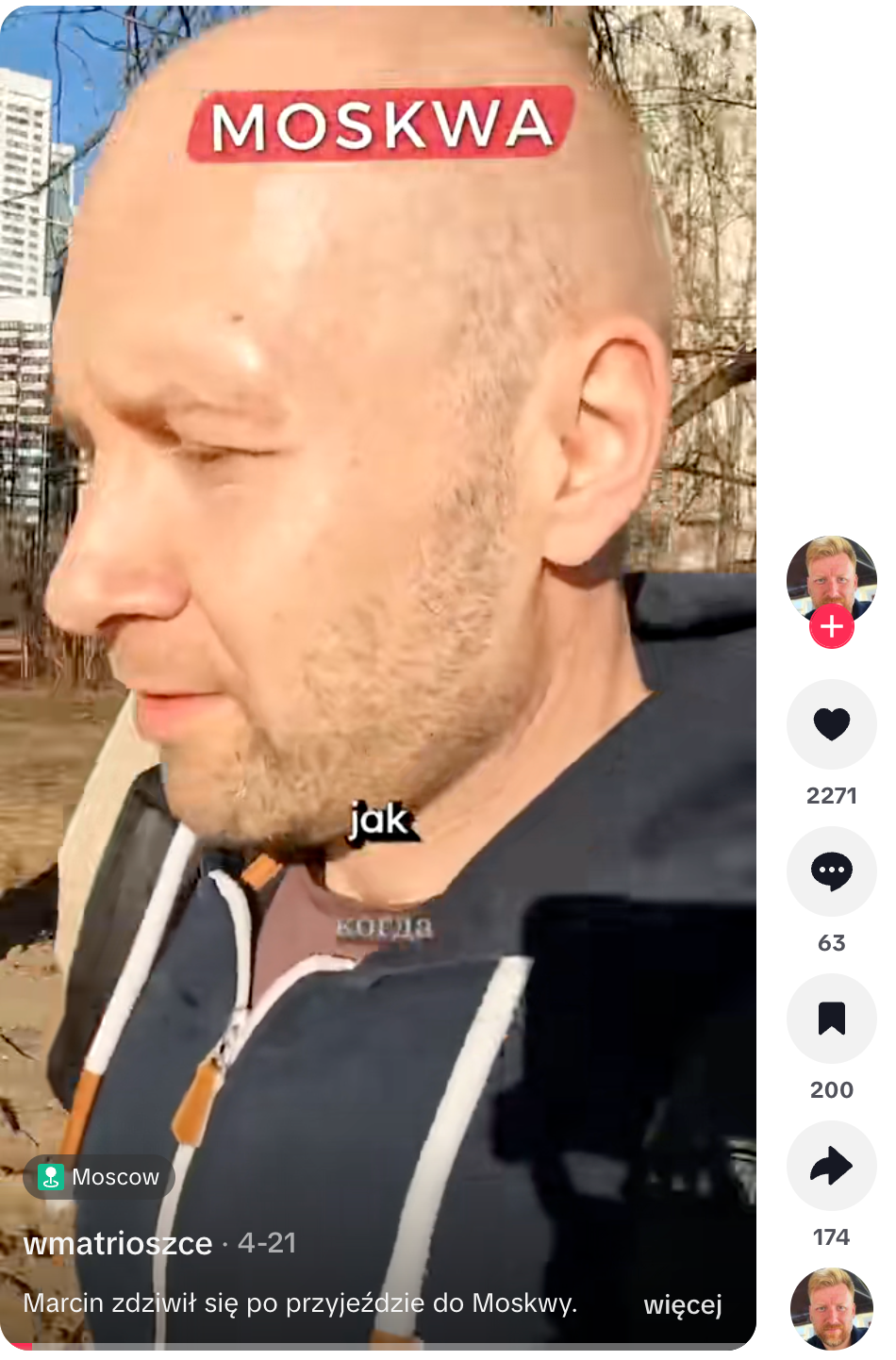 nagranie chwalące Moskwę. W kadrze mężczyzna, w tle budynki